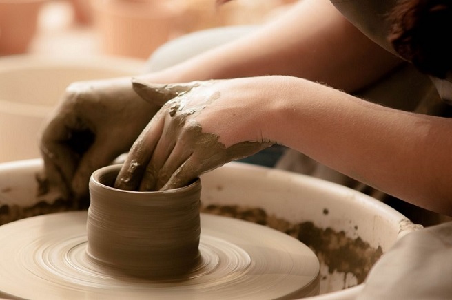 Make a pot at Maishima Pottery Museum